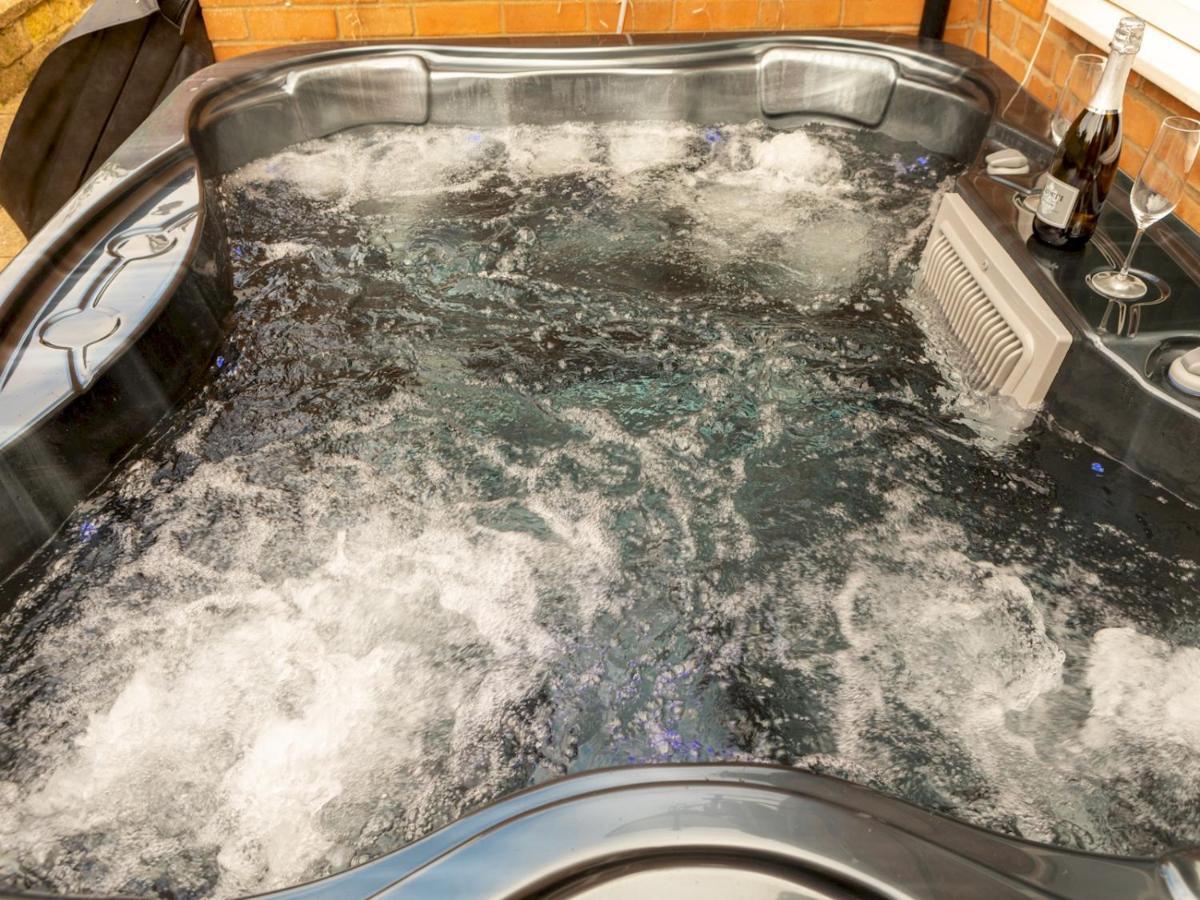 Pass The Keys Amazing 4 Bedroom Property- Hot Tub & Sea Views Скарборо Екстер'єр фото